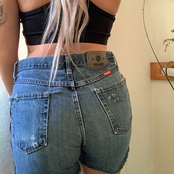 Women’s vintage distressed wrangler jean shorts - Picture 2 of 6